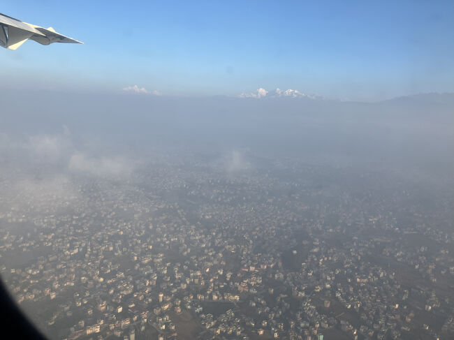 窓の下にはカトマンズ市街が広がります。