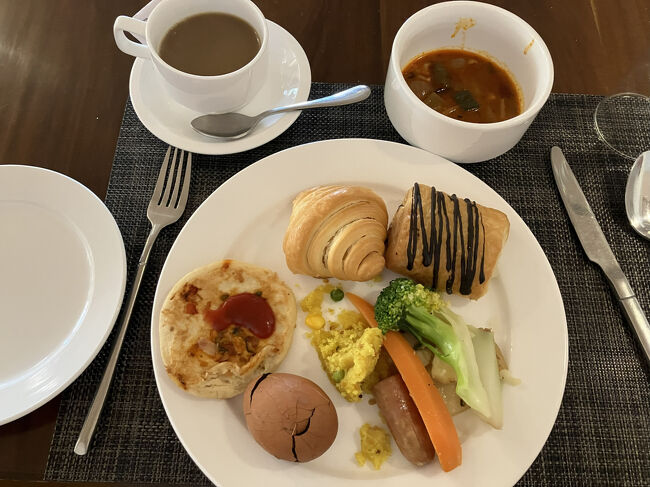 ホテルに戻ってバイキングの朝食。お腹を心配して生野菜は断食。野菜はひたすらブロッコリ、カリフラワー、にんじんなど火を通したものオンリーの１週間でした。