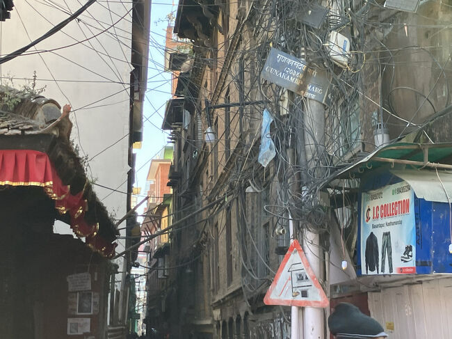 こんな路地を通って行きます。これが見たかったぐるぐる電線。別に珍しいものでなくて、どの電柱もこんな感じ。どれだけここに銅が埋蔵されているかと思うと、もったいない｡｡｡