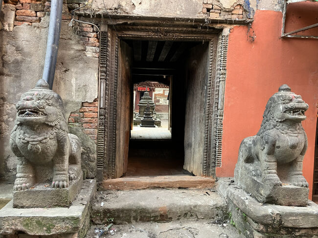 街中にはこんな寺院が普通に点在しています。