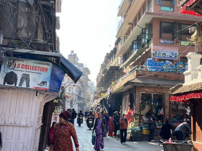 ダルバール広場に近づいてきました。さすがに車は入れませんが、バイクは容赦なく歩行者の横をすっ飛ばして行きます。