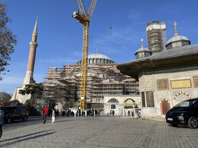 本日の一か所目、トプカプ宮殿にやって来ました<br />(改装中でした)<br />