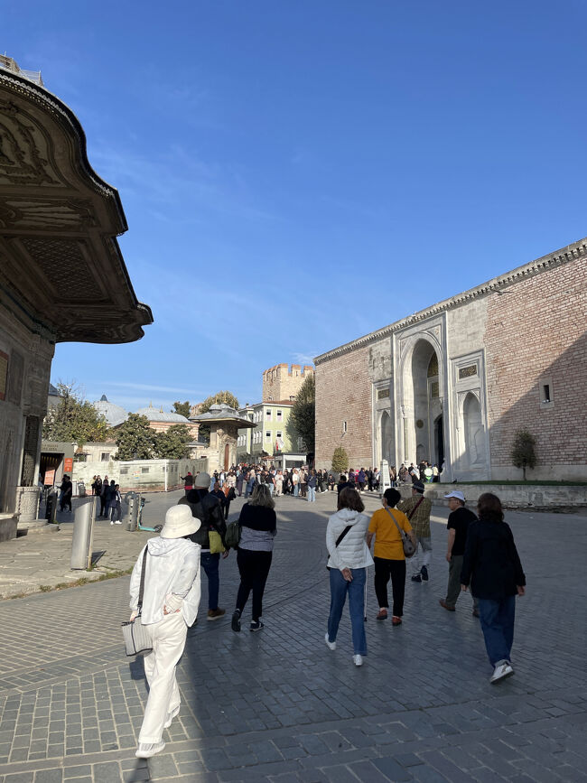 トプカプ宮殿の入り口へ<br />