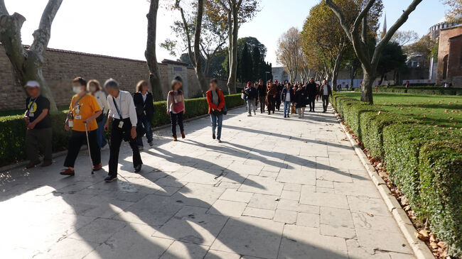 長い外廊を歩き…<br />(後ろからも沢山の人)<br />