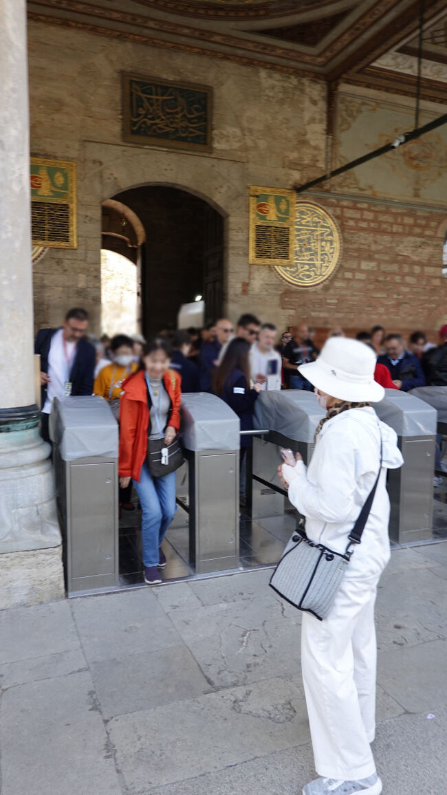 まるで、地下鉄改札のような入り口改札を通り<br />