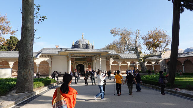 宮殿内部へ向かいます<br />