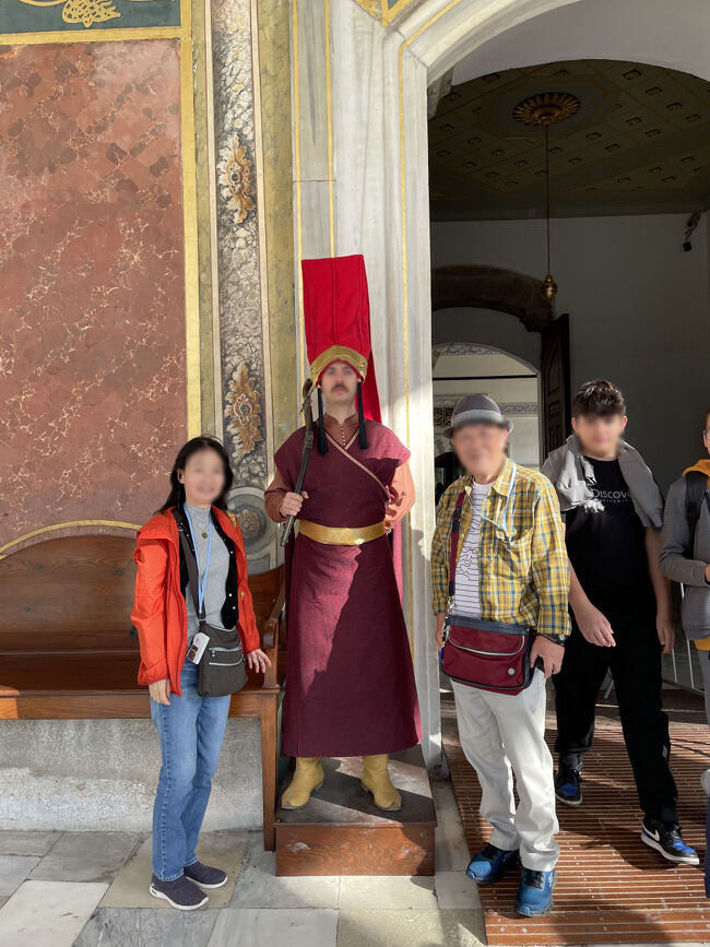 入り口に立つ二人の衛兵の一人と記念撮影<br />