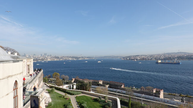 宮殿テラスから眺めたボスポラス海峡<br />