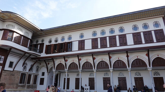 そして、外に出て外観<br />おつきの人達の部屋のような<br />