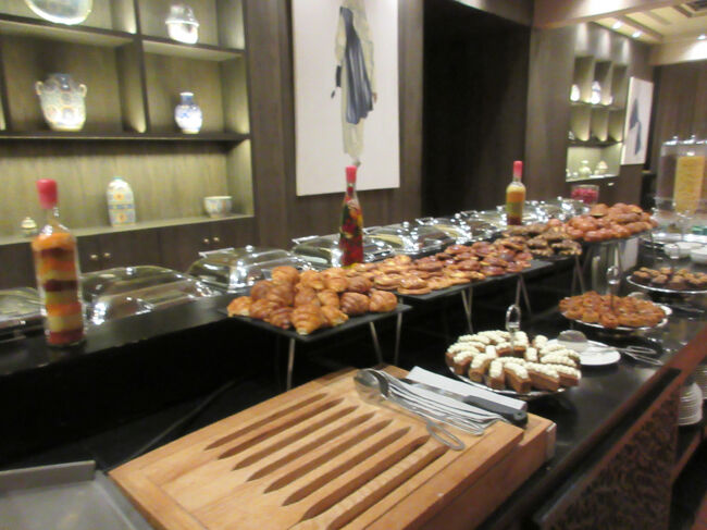 このホテルは広大な敷地に一軒家のようにお部屋が点在していて造りもとても豪華です。