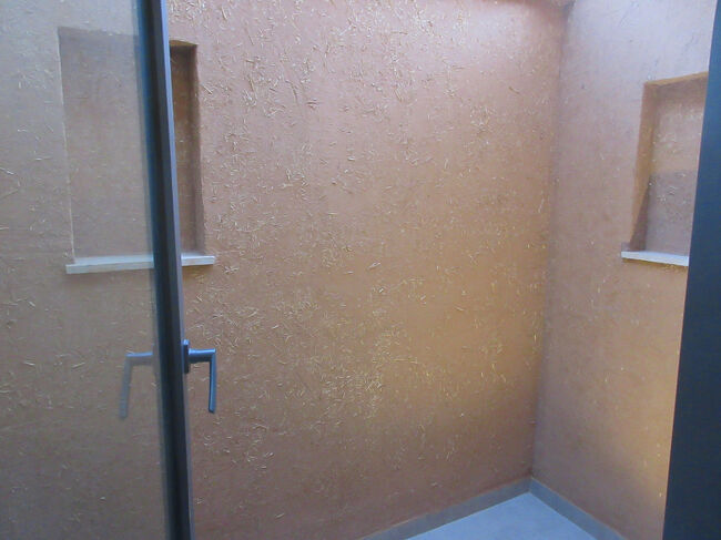 私たちの泊まったお部屋ですが、たたみ２畳分くらいの何もない、天井もないところが外にあって、何するところか最後まで分かりませんでした。反省室?<br />