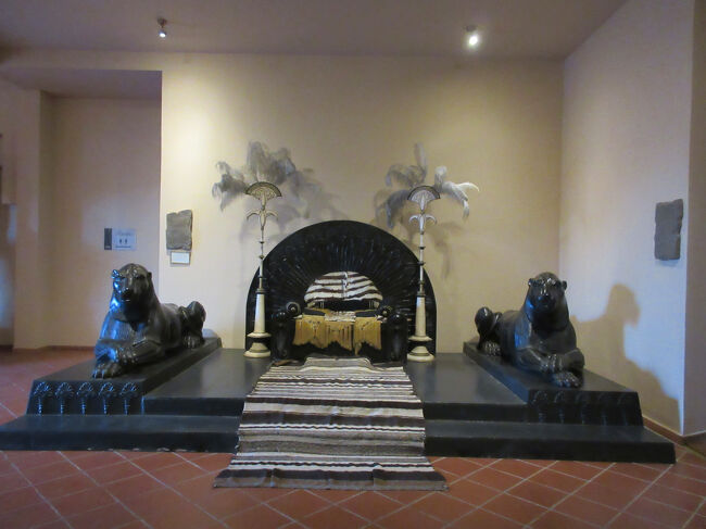 これもセットに使ったのかな。座って写真を撮りました。