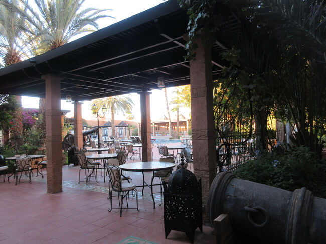 プールサイド。