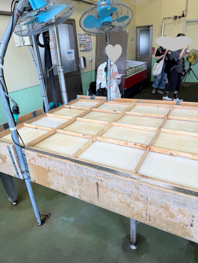 湯葉が出来ているところを入口で渡された棒で取って、入れ物に入れてお好みの味で食べます。意外に暑いのと湯葉はたくさん食べる事が出来ませんでした。母は、思ったより食べてました。良かった(^^♪