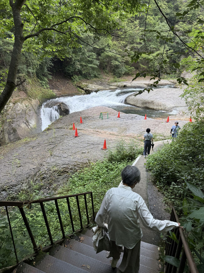 吹割の滝へ来ました。無料の駐車場からだいぶ歩きます。行違う方に暑いよ～と声をかけられ、本当に暑かったです。