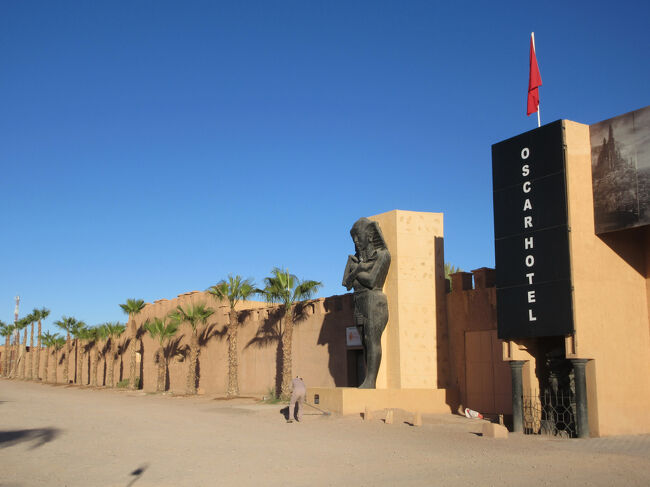 隣の方にホテルもあった。