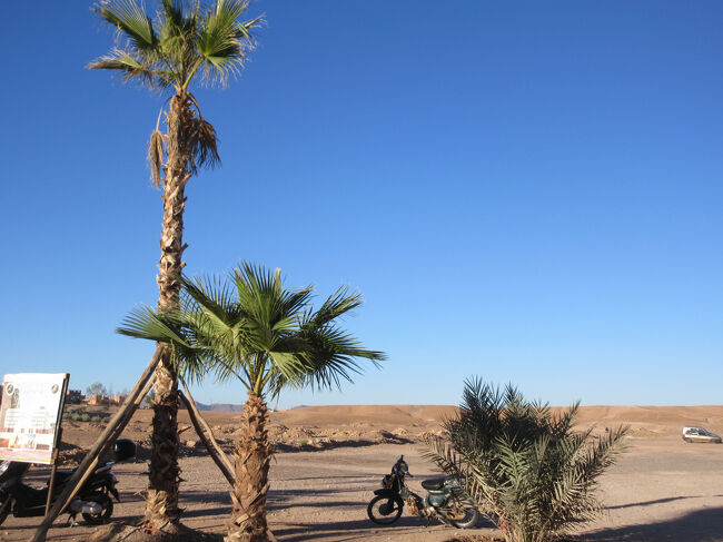 砂漠の真ん中にあるような感じ。