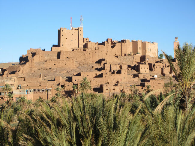 次は１時間強バスで走って、世界遺産のアイトベン・ハッドゥーまで。途中、全景の見える場所で写真ストップです。