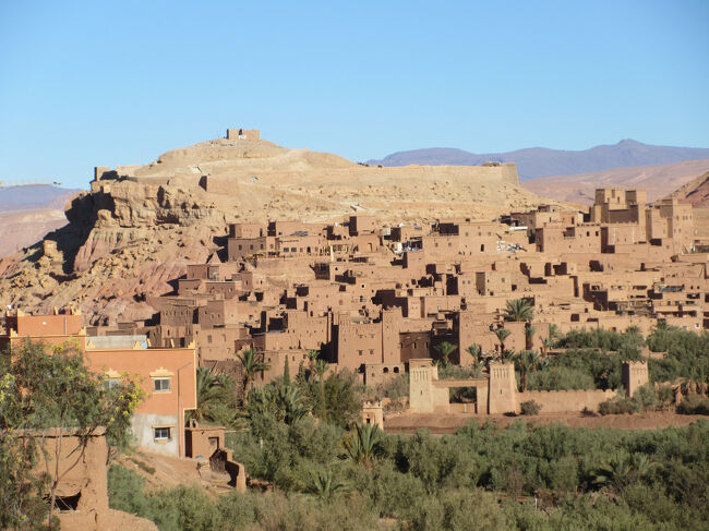 これからあそこまで行って、徒歩でてっぺんまで登りますよ。