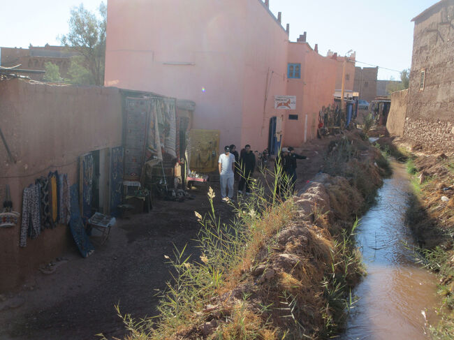 人々の生活があります。