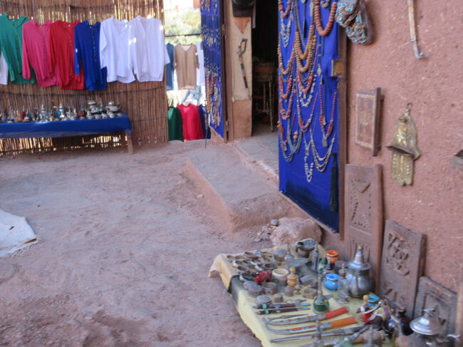 道沿いにお店がたくさん出ています。