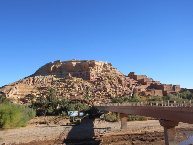 大きな川の橋を渡ってあの上まで行きましょう。