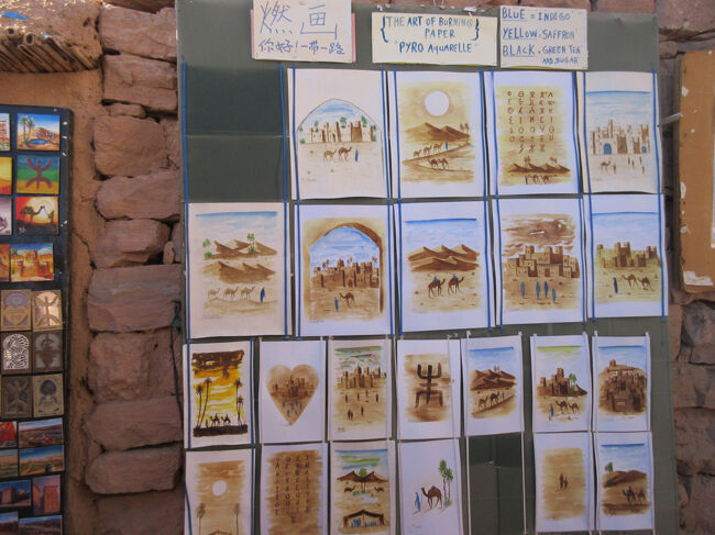 さっきの橋を渡った後、ぐるぐる迷路のようになった狭い階段を一列になって登っていきます。