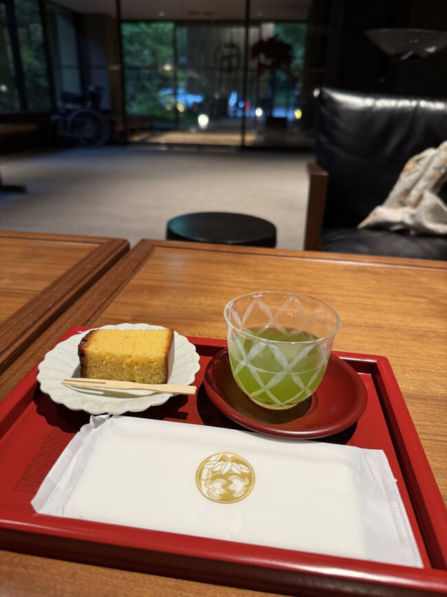 フロントでお茶、カステラを頂きました。<br />