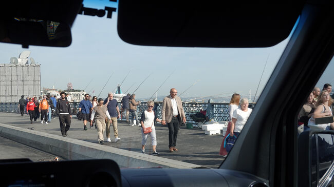 トプカプ宮殿を後にしてランチへ<br /><br />途中の、海峡に掛かる橋(Galataガラタ橋)には<br />沢山の釣り人が<br /><br />