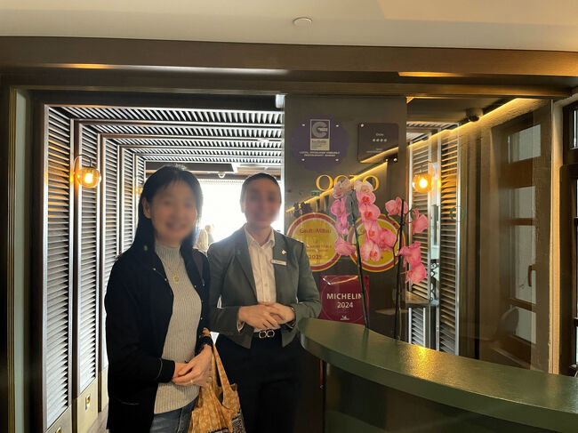 ランチ会場の入り口にて<br />(ミシュラン店です)<br />