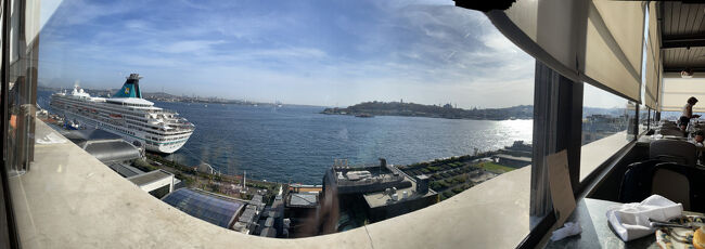 昼食レストランから眺めたボスポラス海峡<br />(パノラマですが、かなり湾曲)<br />