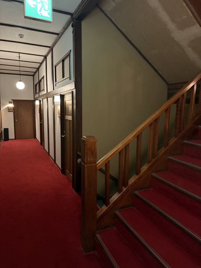 貸切家族風呂へ行こうと思います。歴史を感じる階段です。