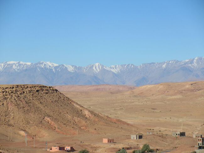 遠くのアトラス山脈には雪がかかっています。