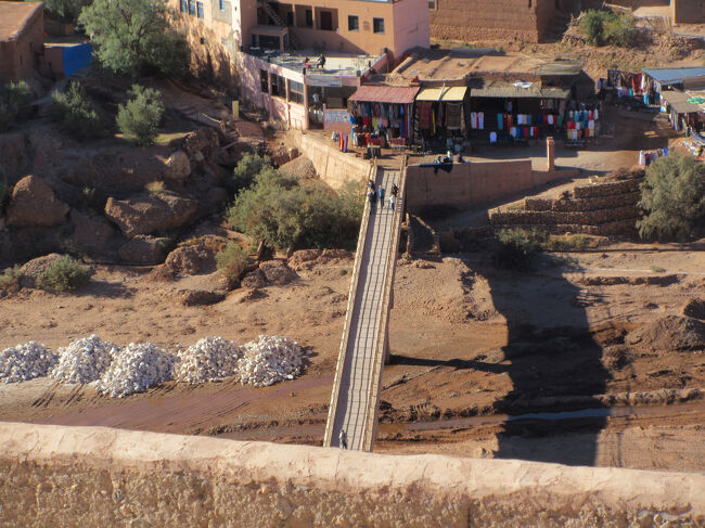 最初に渡った橋も見えます。