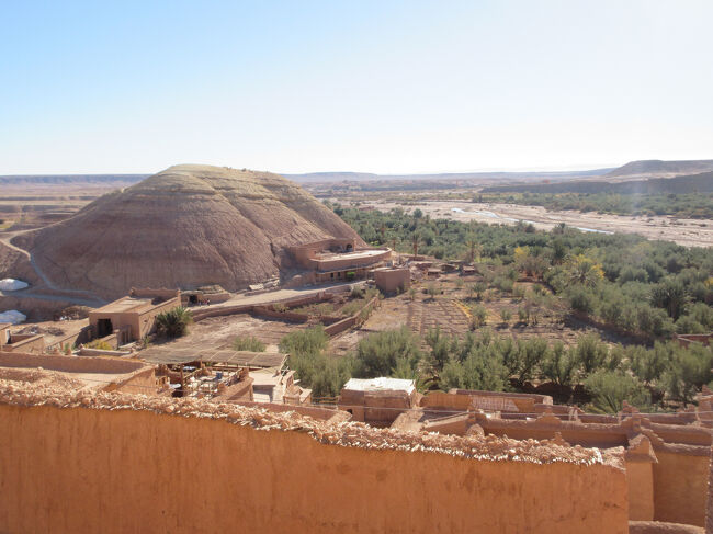 アイトベン・ハッドゥー内の民間の方のお宅訪問中。