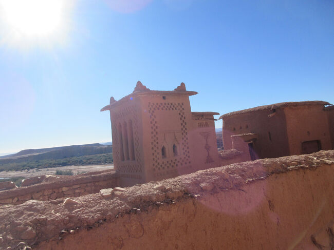 アイトベン・ハッドゥー内の民間の方のお宅訪問中。