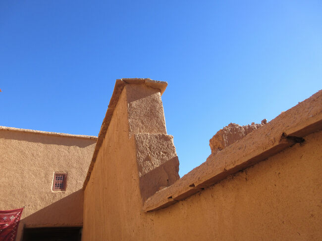 アイトベン・ハッドゥー内の民間の方のお宅訪問中。