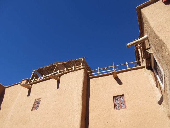 アイトベン・ハッドゥー内の民間の方のお宅訪問中。