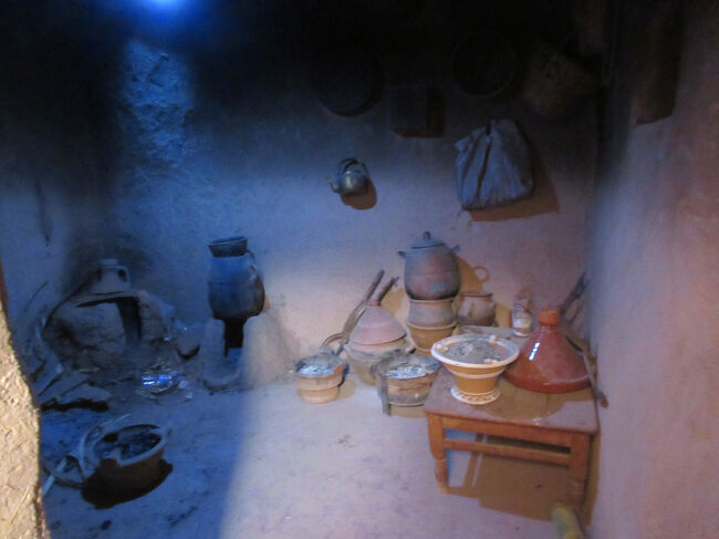 アイトベン・ハッドゥー内の民間の方のお宅訪問中。