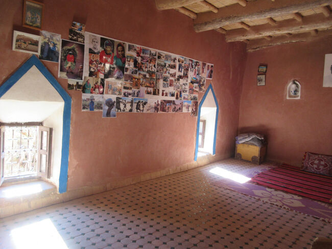 アイトベン・ハッドゥー内の民間の方のお宅訪問中。