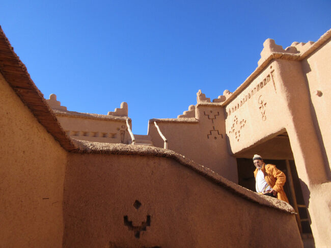 アイトベン・ハッドゥー内の民間の方のお宅訪問中。