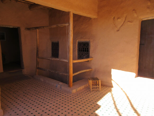 アイトベン・ハッドゥー内の民間の方のお宅訪問中。