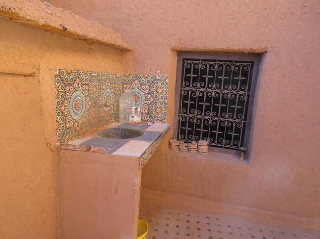 アイトベン・ハッドゥー内の民間の方のお宅訪問中。