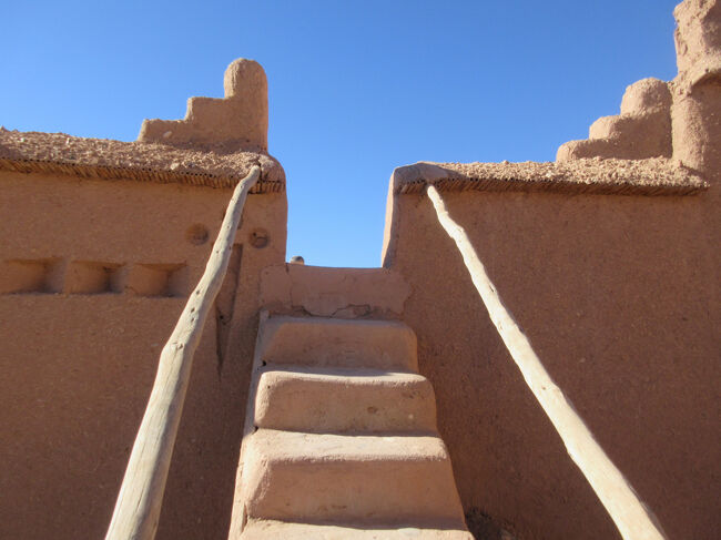 アイトベン・ハッドゥー内の民間の方のお宅訪問中。