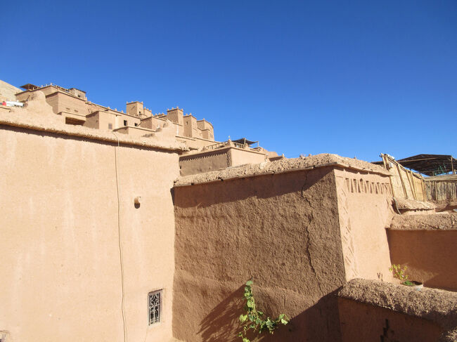 アイトベン・ハッドゥー内の民間の方のお宅訪問中。