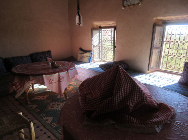 アイトベン・ハッドゥー内の民間の方のお宅訪問中。