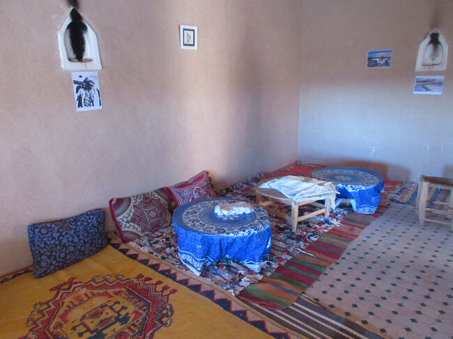 アイトベン・ハッドゥー内の民間の方のお宅訪問中。