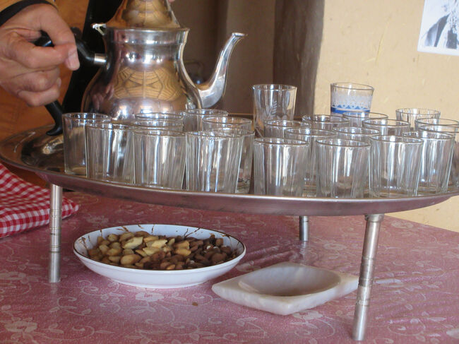 アイトベン・ハッドゥー内の民間の方のお宅訪問中。こちらのご当主がミントティーをふるまってくれます。