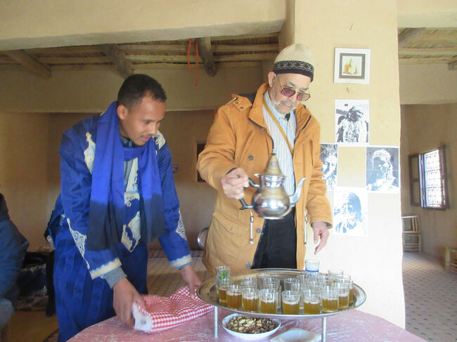 青い方が若いご当主ですが、ガイドのドリスさんがお手伝い。