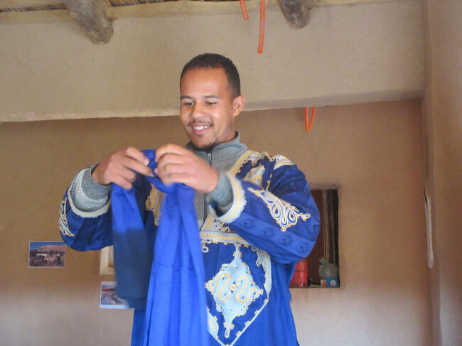 ターバンの巻き方を披露してくれました。